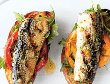 Receta de tosta de tomate, sardinas y menta