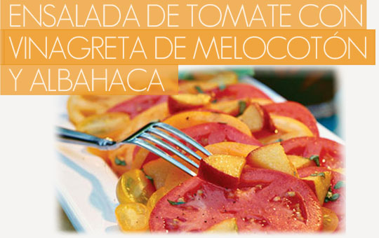 Receta de ensalada de tomate con vinagreta de melocotón y albahaca