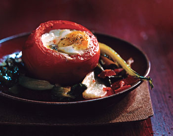 Receta de tomates al horno rellenos de huevo y panceta 