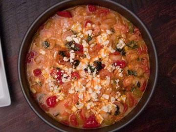 Receta de tomates al horno con gambas y queso feta